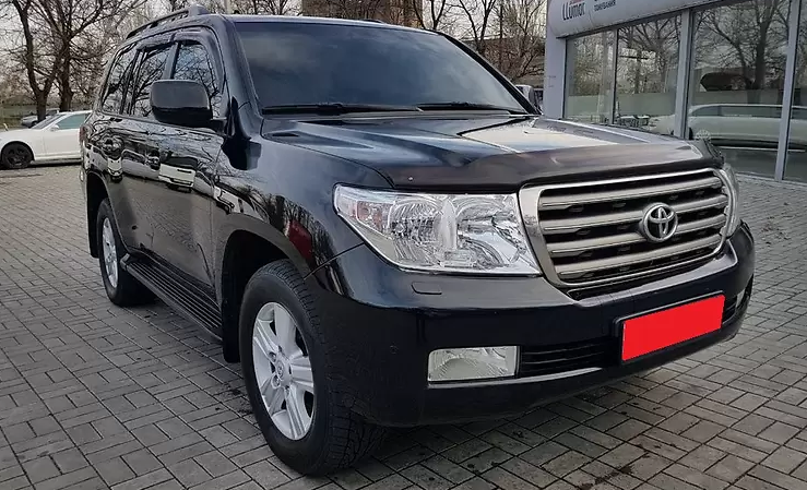 Ленд Крузер на улице