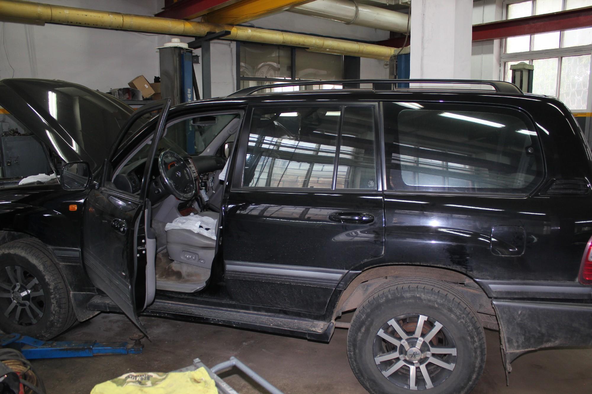 Ленд Крузер в автосервисе