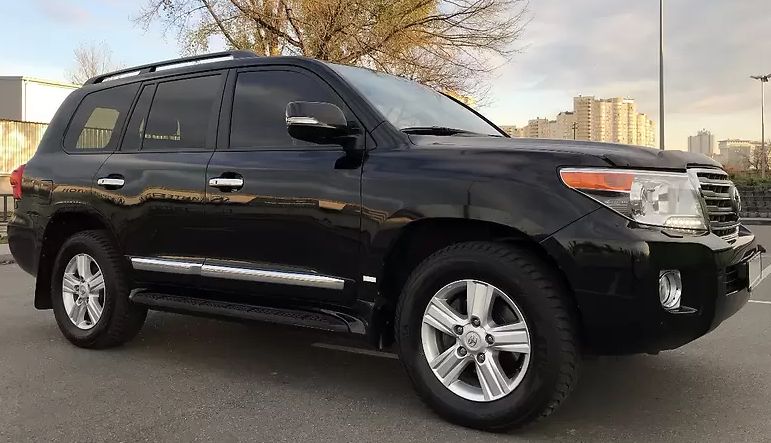 черный Ленд Крузер