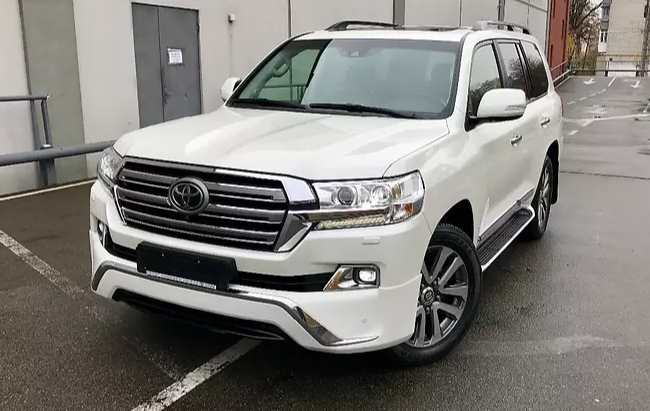 белый внедорожник Тойота