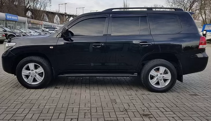 Ленд Крузер сбоку