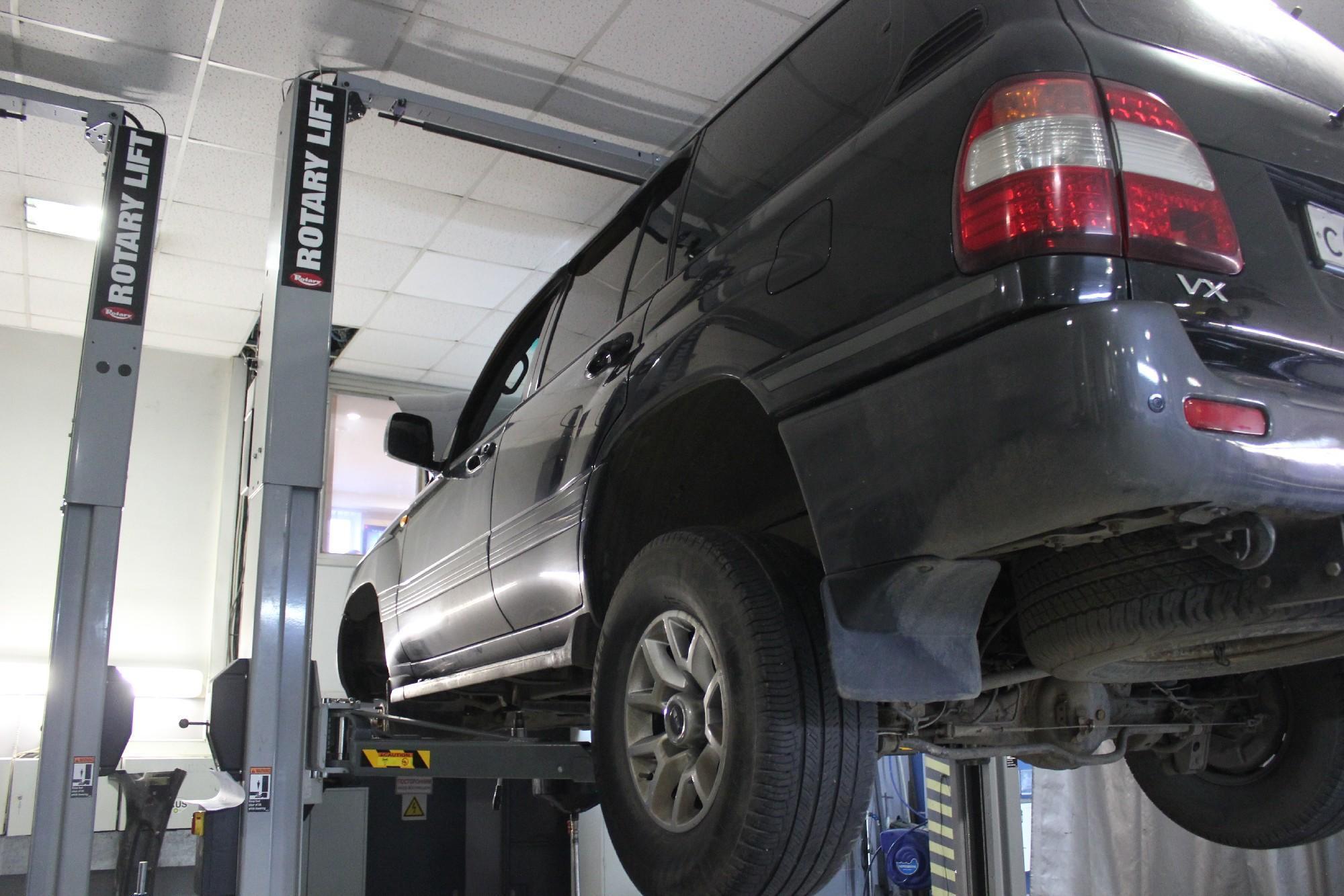 Ленд Крузер на подъемнике