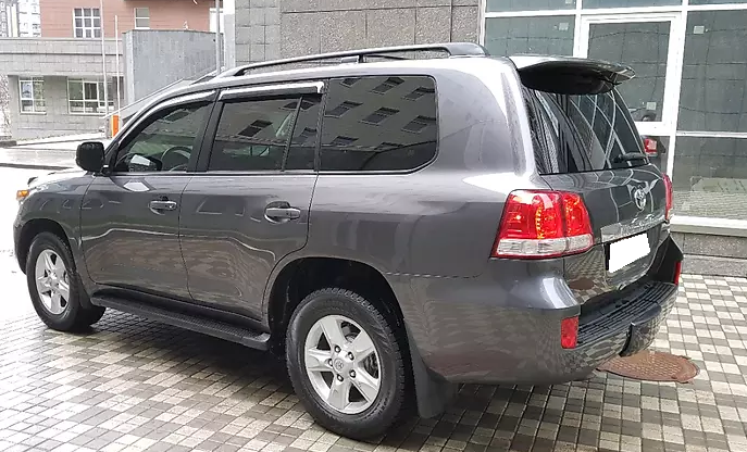 серый Ленд Крузер