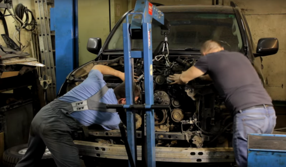 демонтаж двигателя