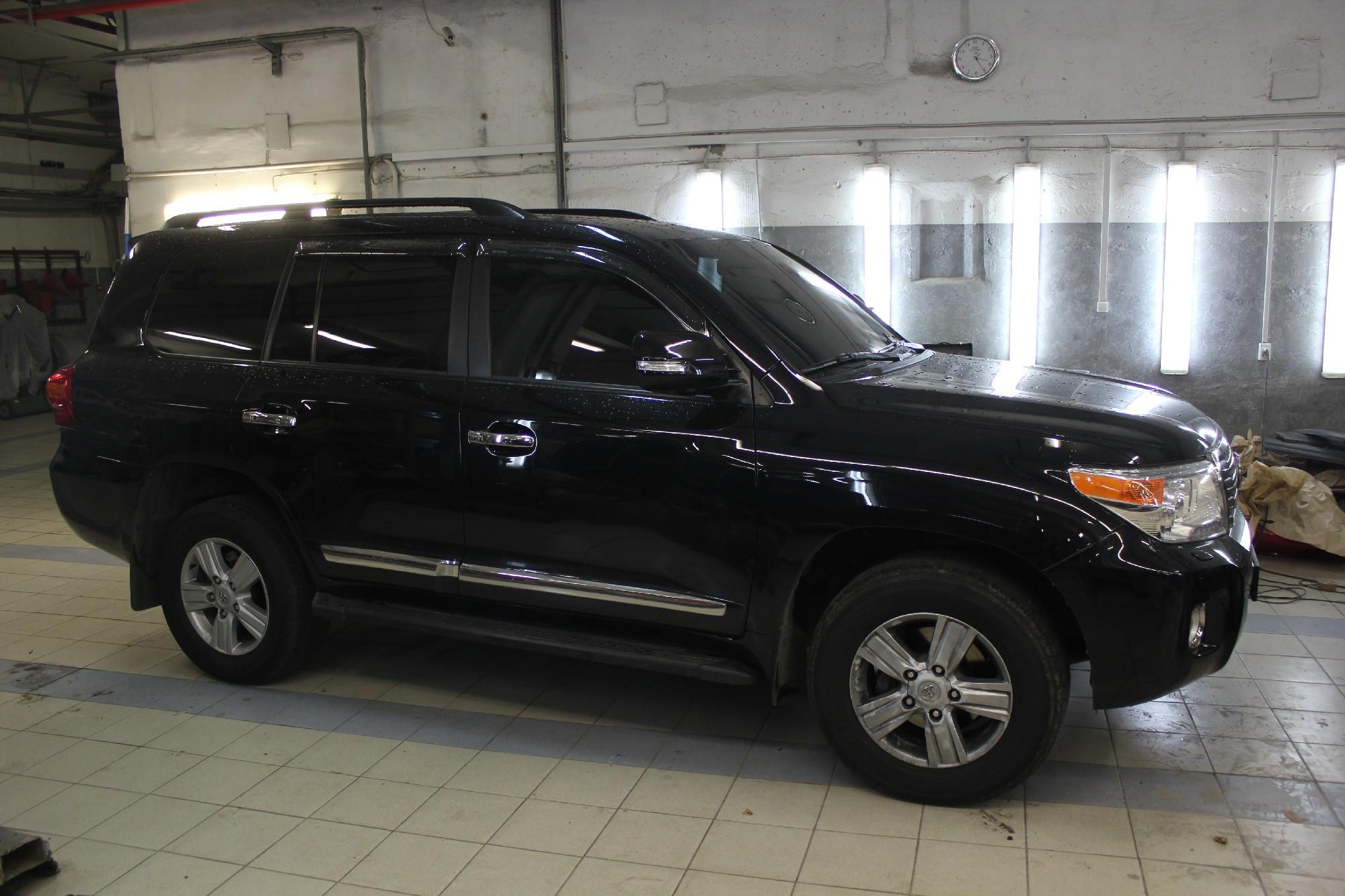 черный Ленд Крузер