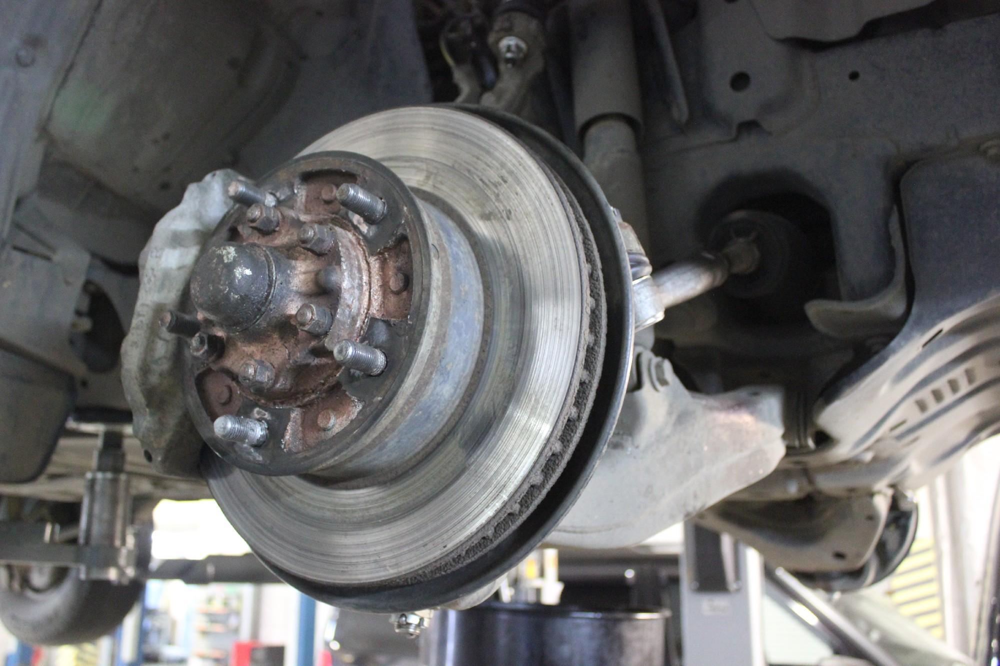 тормозной диск на внедорожнике Тойота