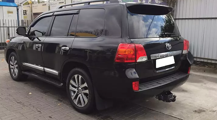 черный Ленд Крузер