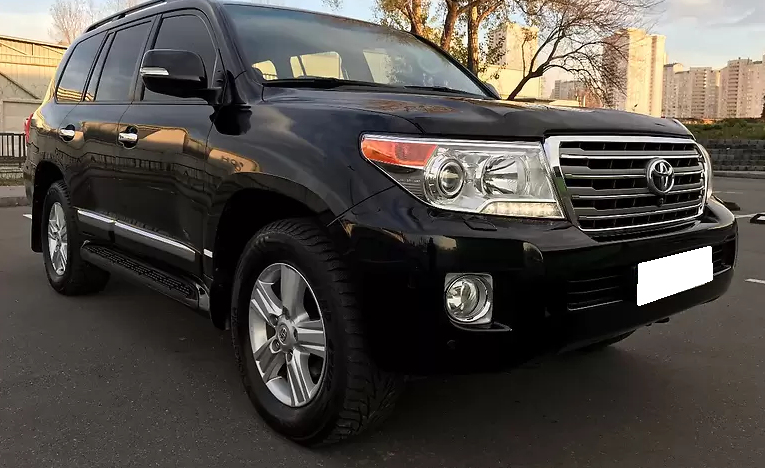 черный Ленд Крузер спереди