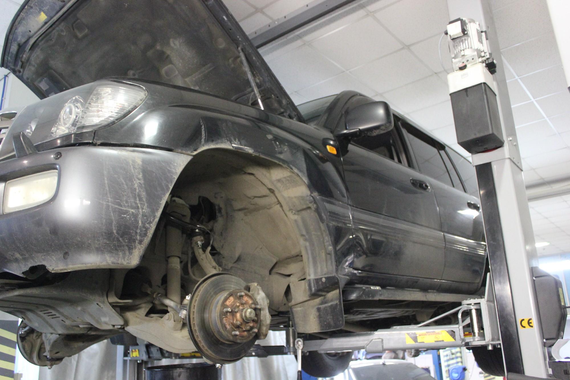 Ленду Крузер 100 на подъемнике