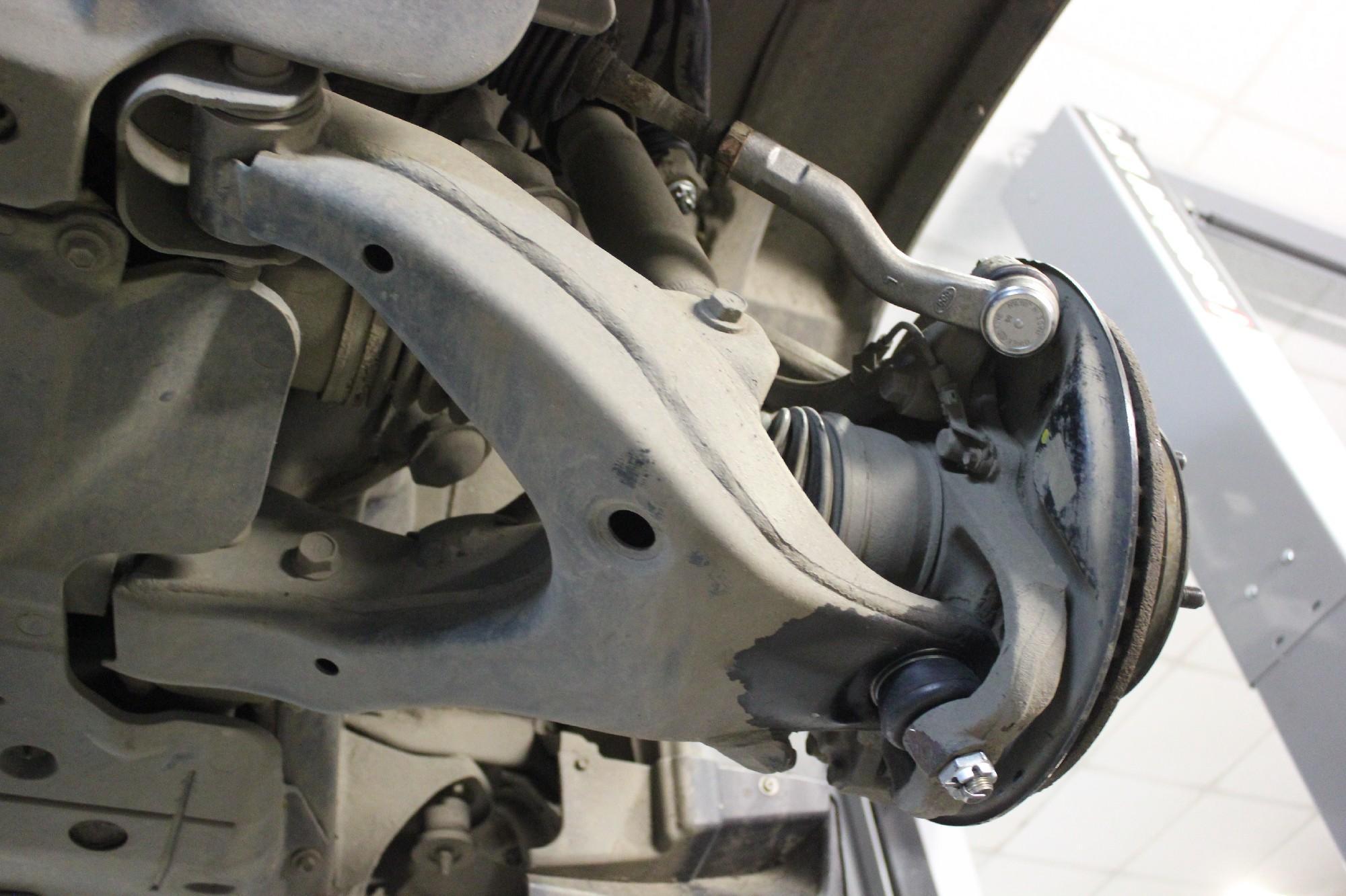 нижний рычаг внедорожника Тойота