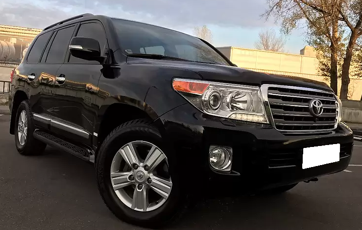черный Тойота Ленд Крузер