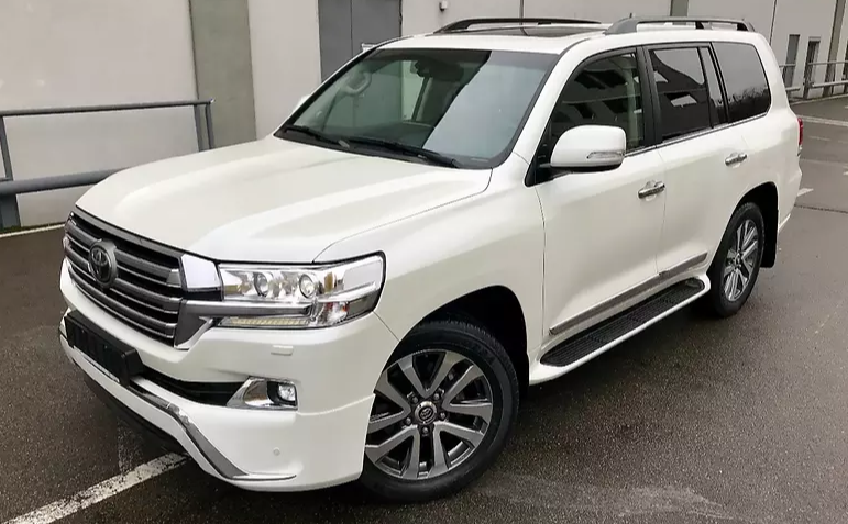 белый Ленд Крузер