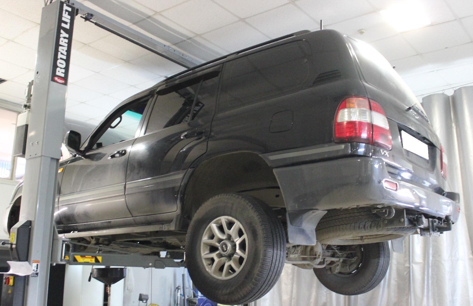 Ленд Крузер на подъемнике