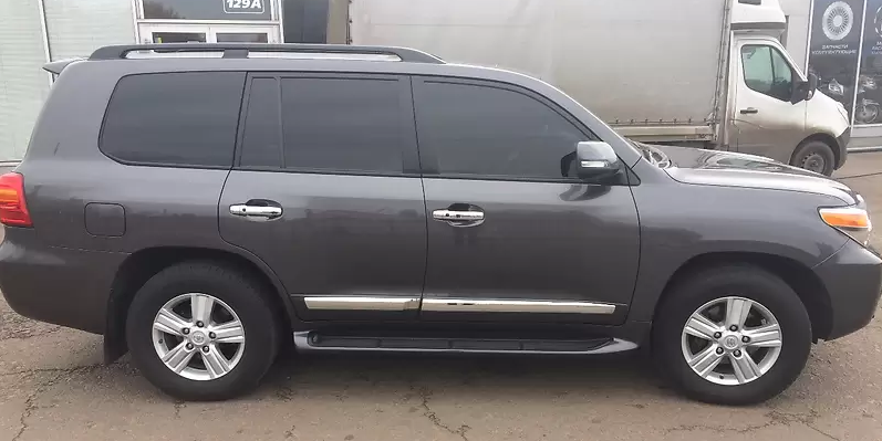 Ленд Крузер 200 сбоку