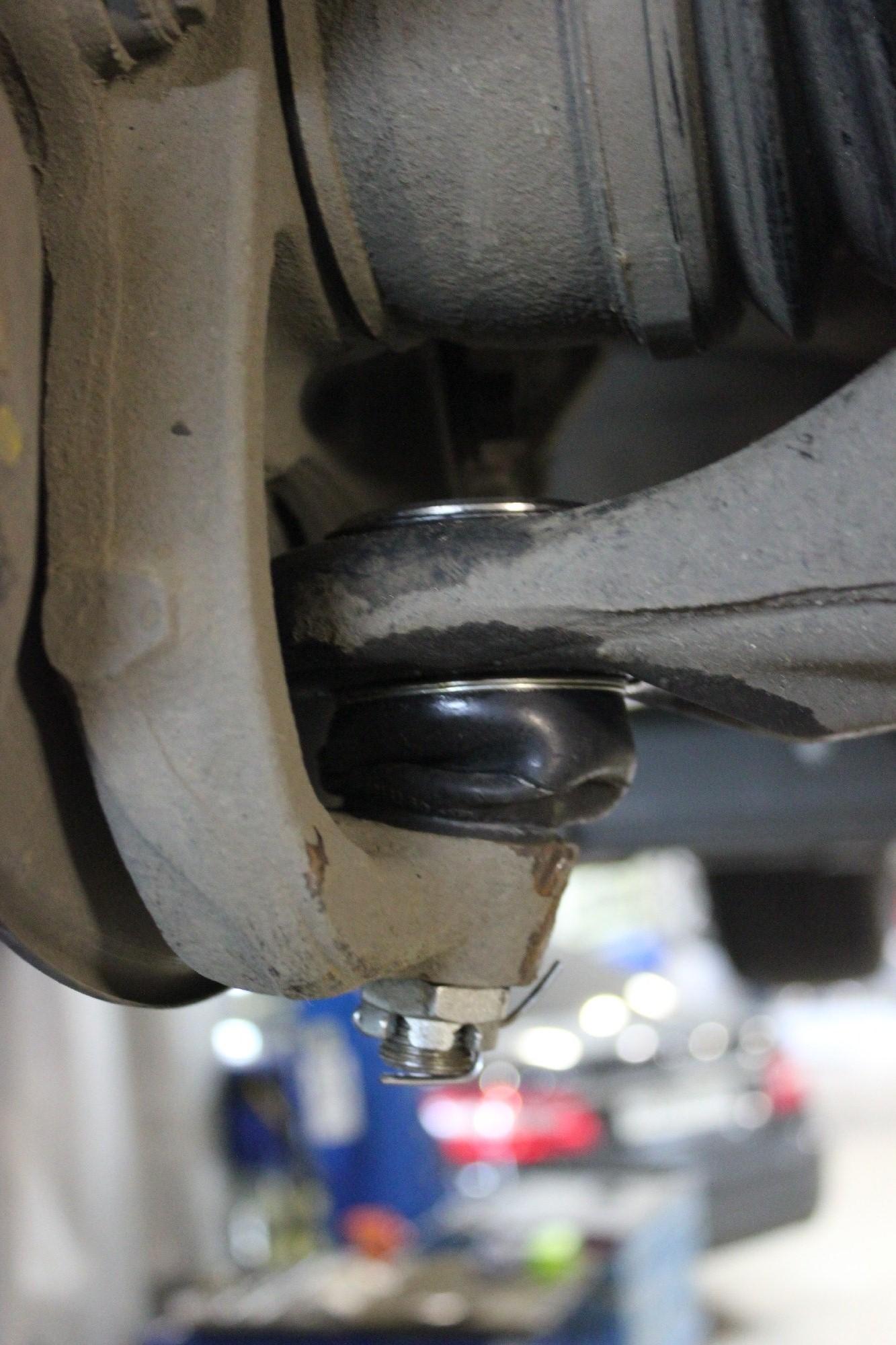 нижняя шаровая опора