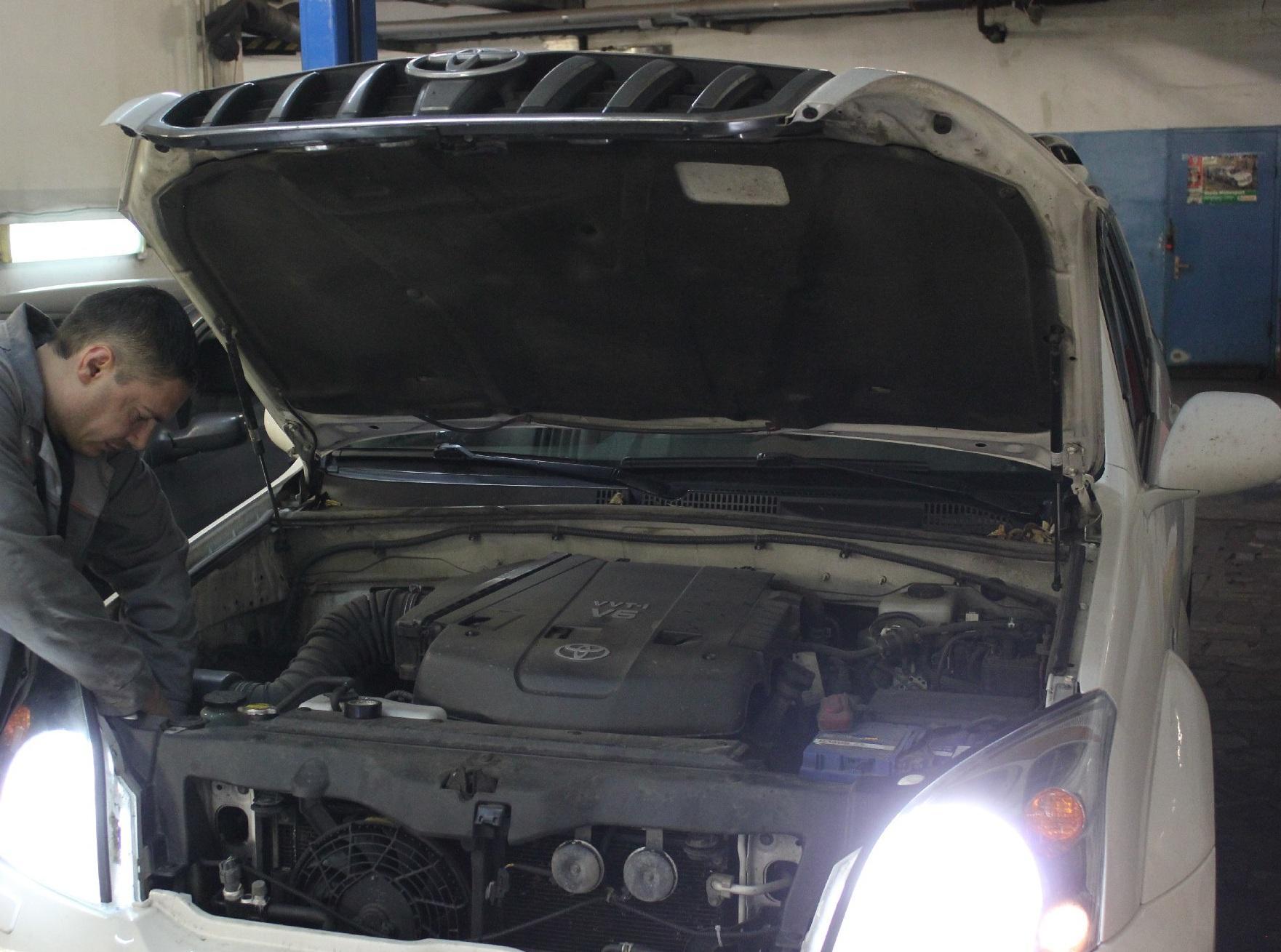 открытый капот на Ленд Крузере