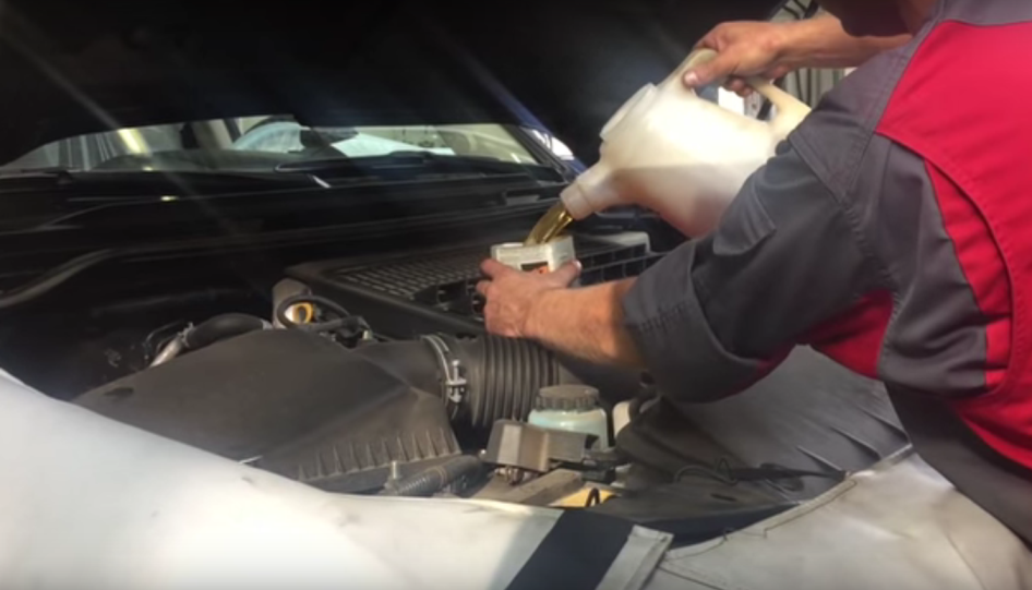 залив моторного масла