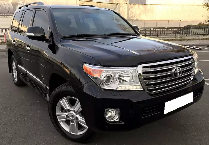 черный Ленд Крузер