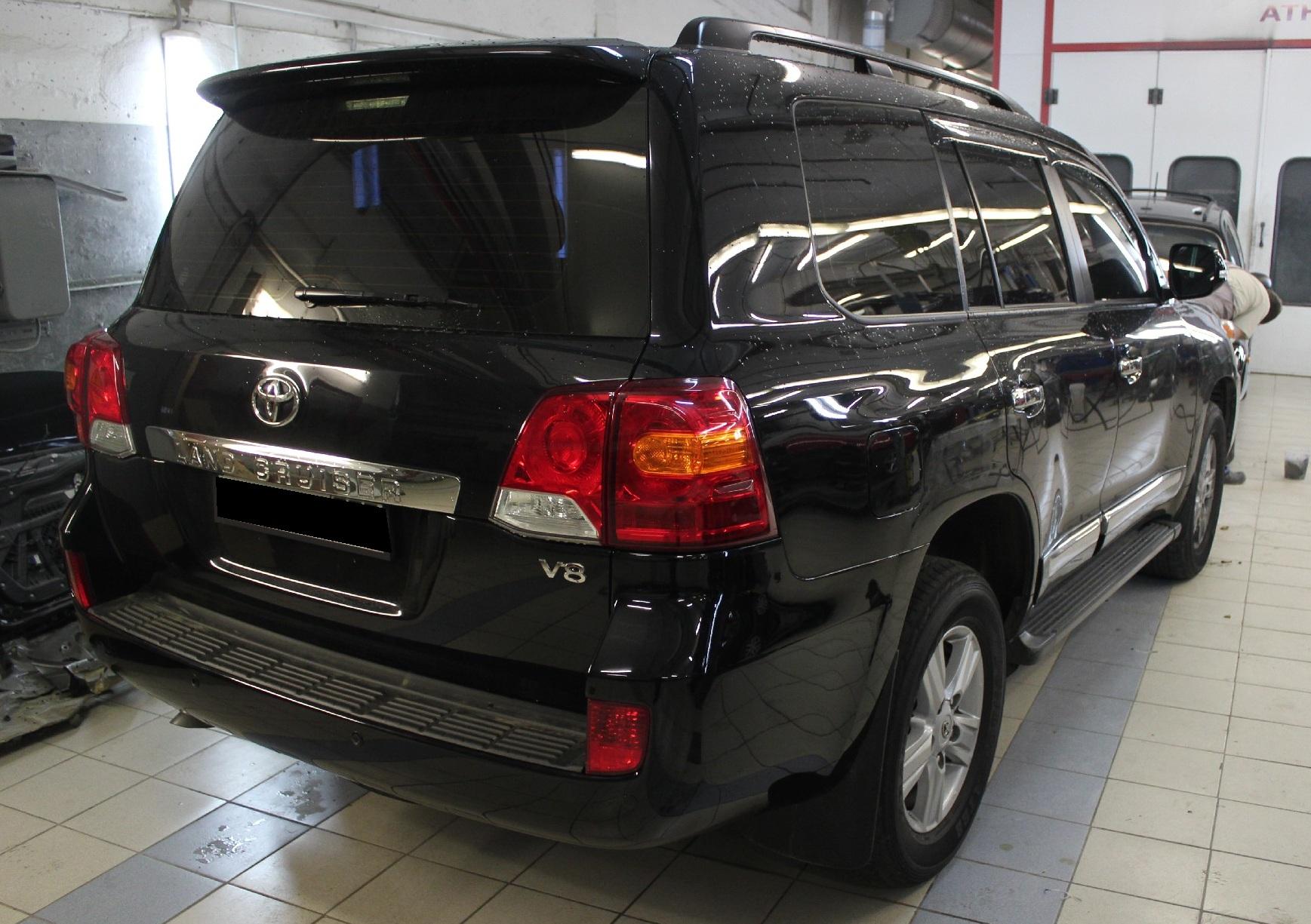 черный Ленд Крузер