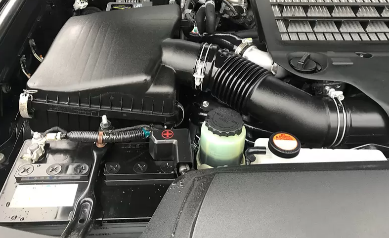 корпус воздушного фильтра под капотом