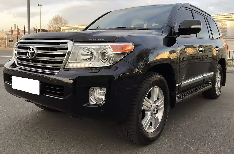 черный Ленд Крузер 200