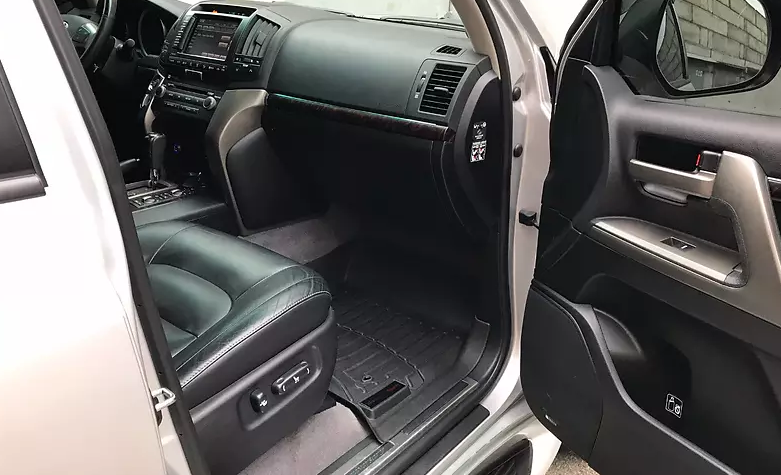 салон Ленд Крузера с пассажирской стороны