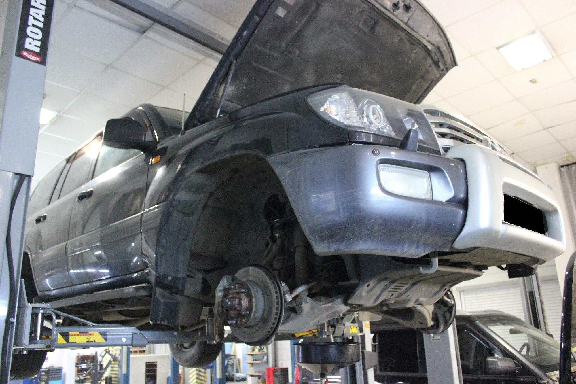 Ленд Крузер на подъемнике