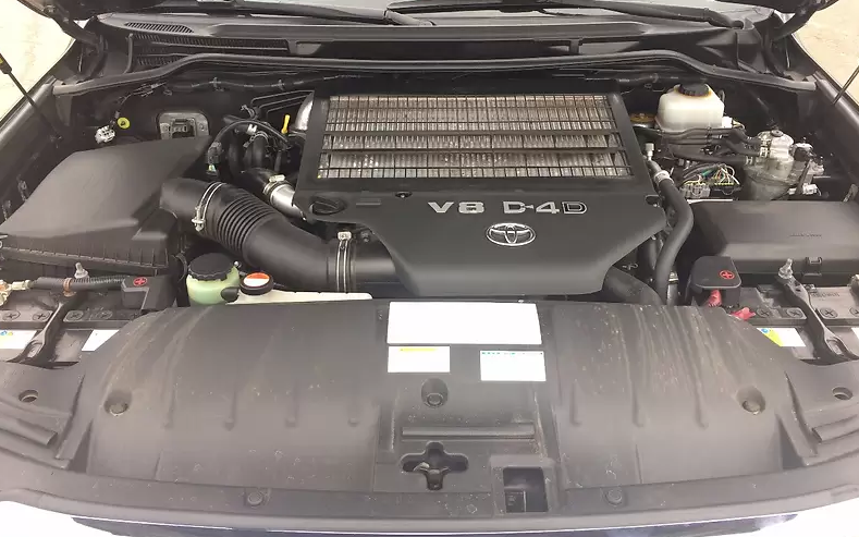 открытый капот на Тойоте