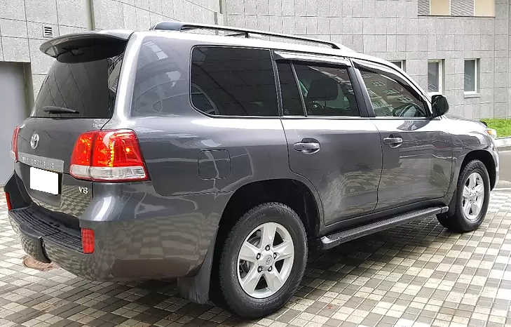 серый Ленд Крузер сбоку