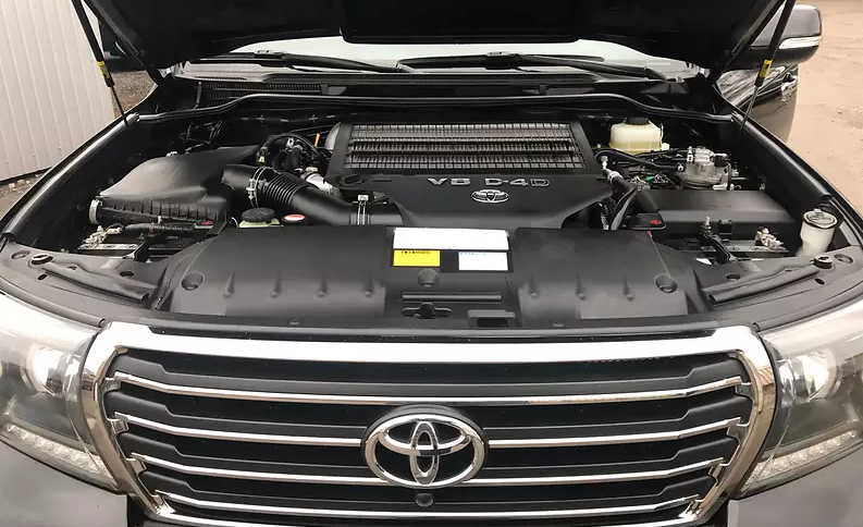 открытый капот на Тойоте