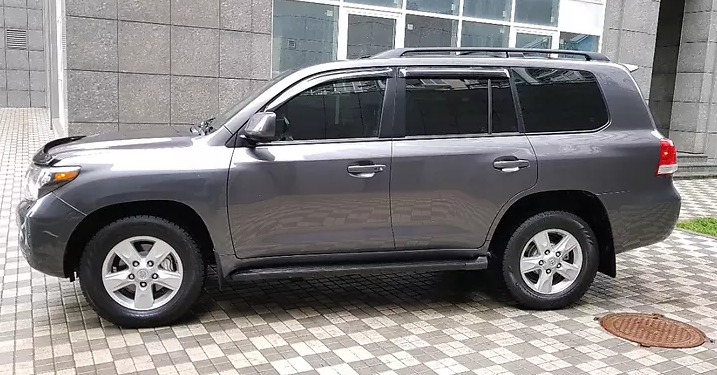 Ленд Крузер 200 сбоку