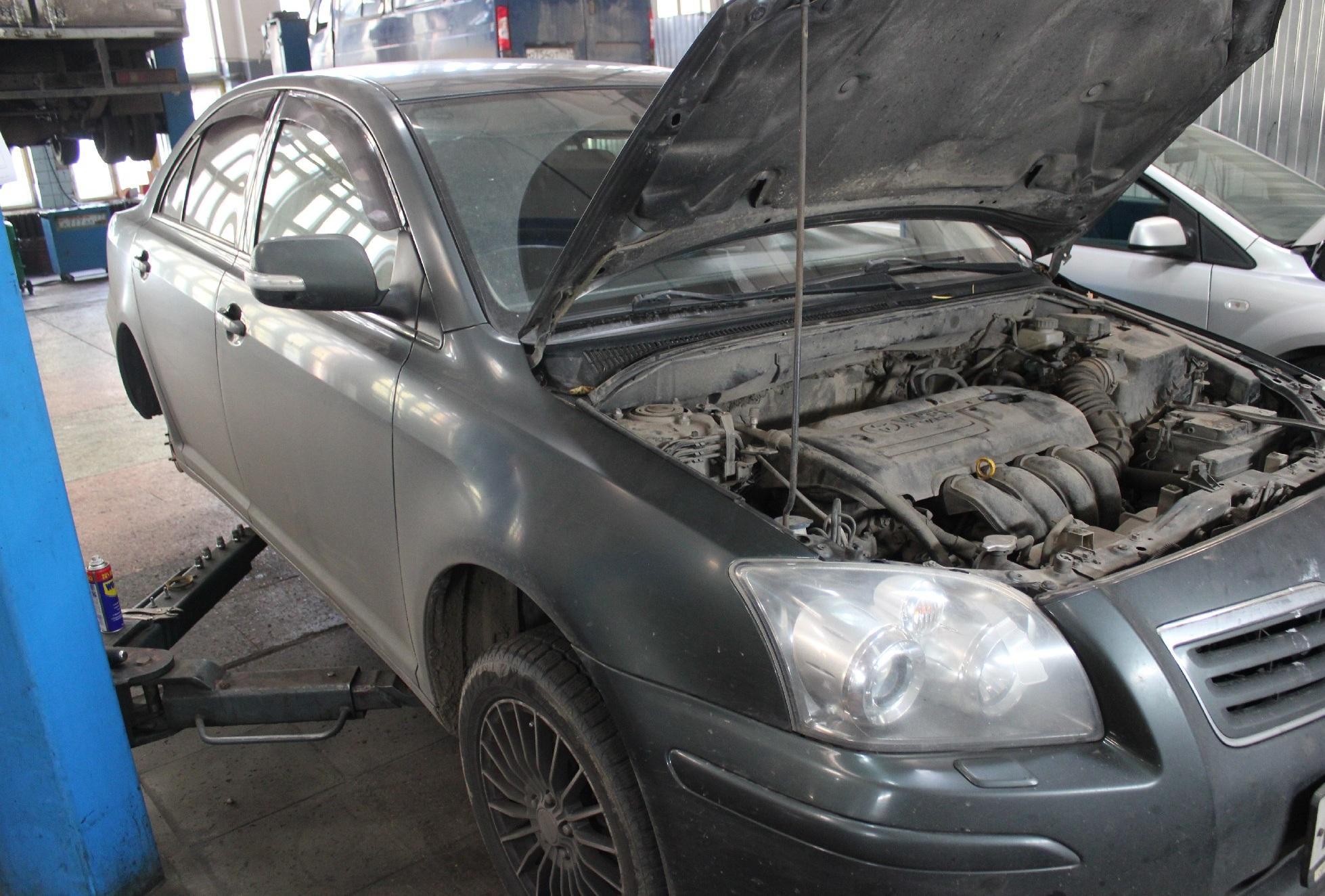 открытый капот на Тойоте