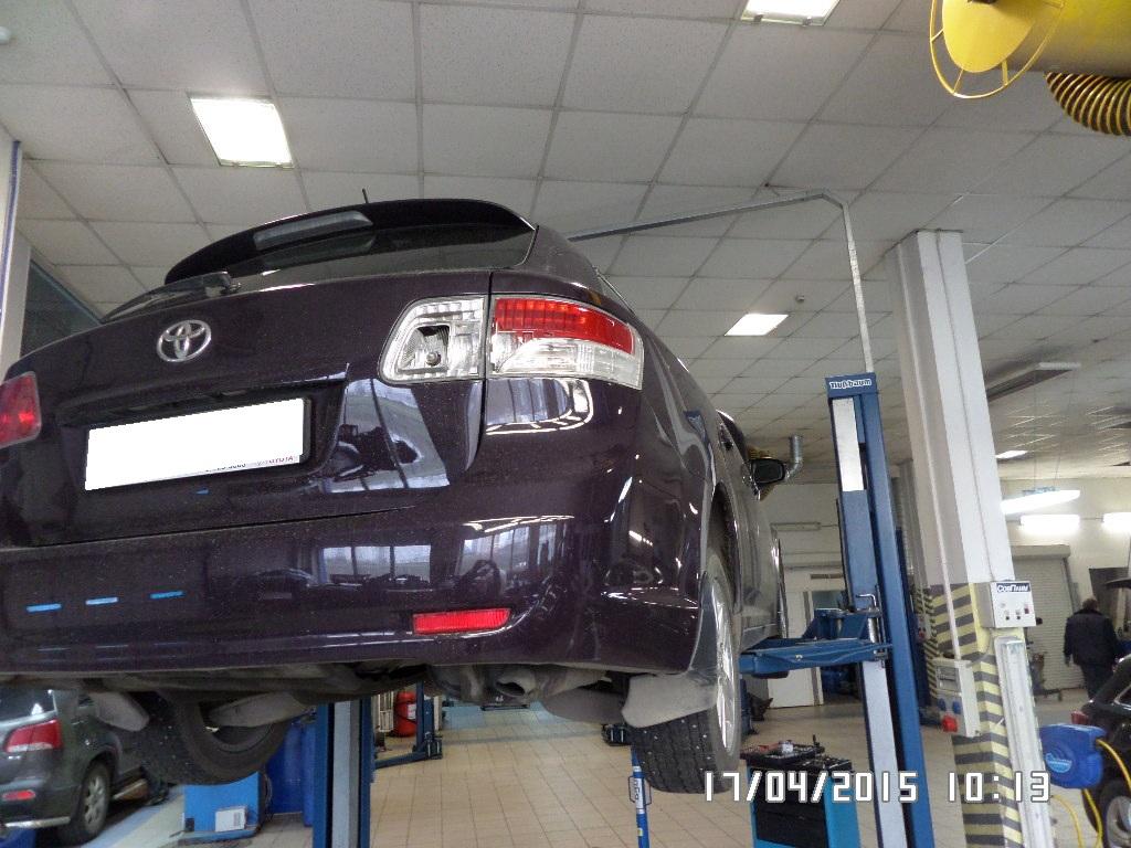 Авенсис на подъемнике