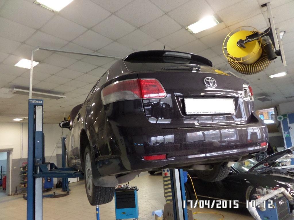 Тойота Авенсис на подъемнике