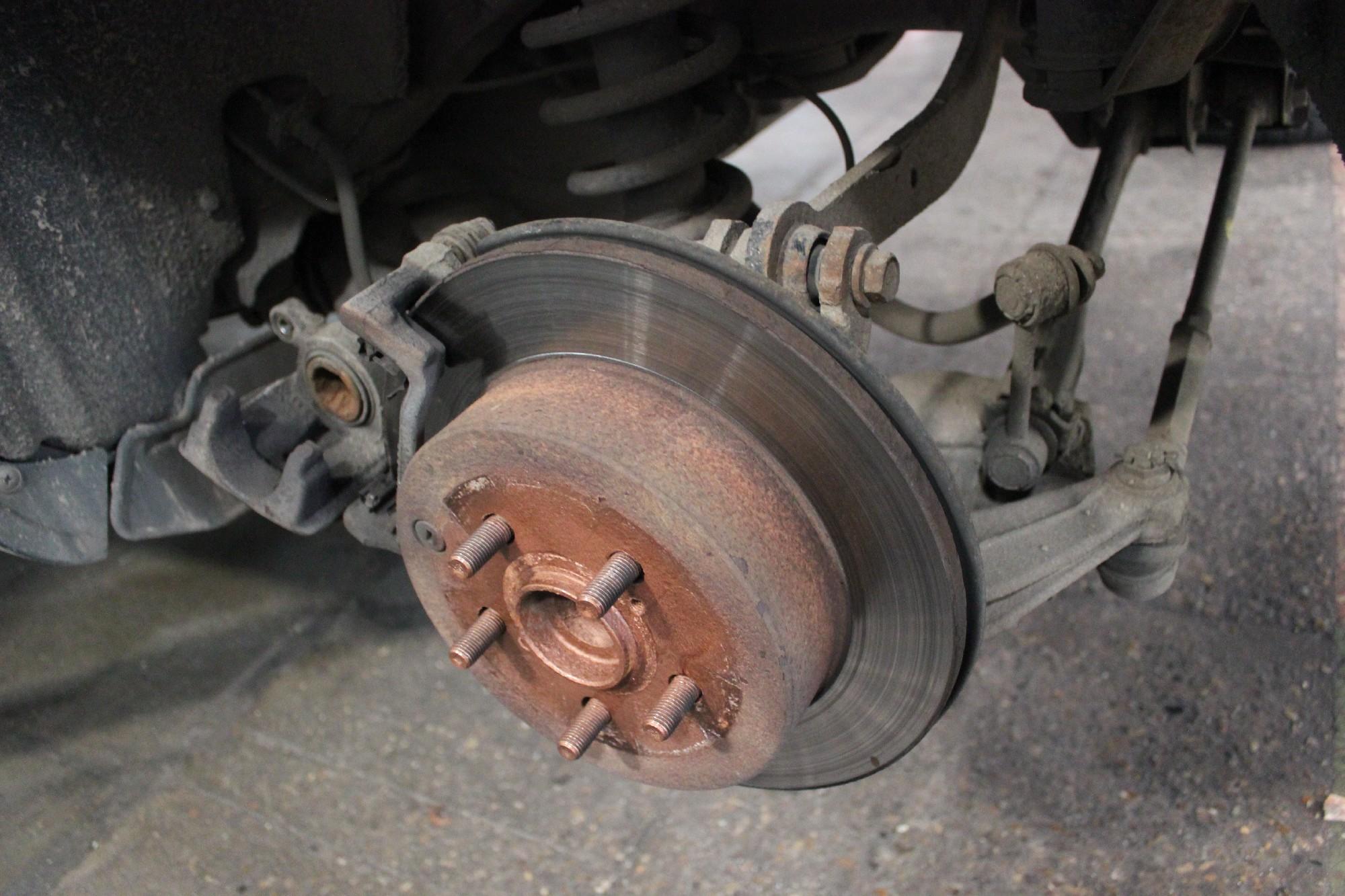 тормозной диск с суппортом на Авенсисе