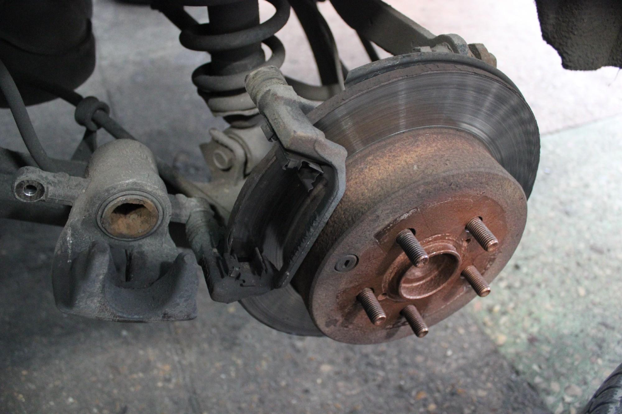 тормоза на Авенсисе