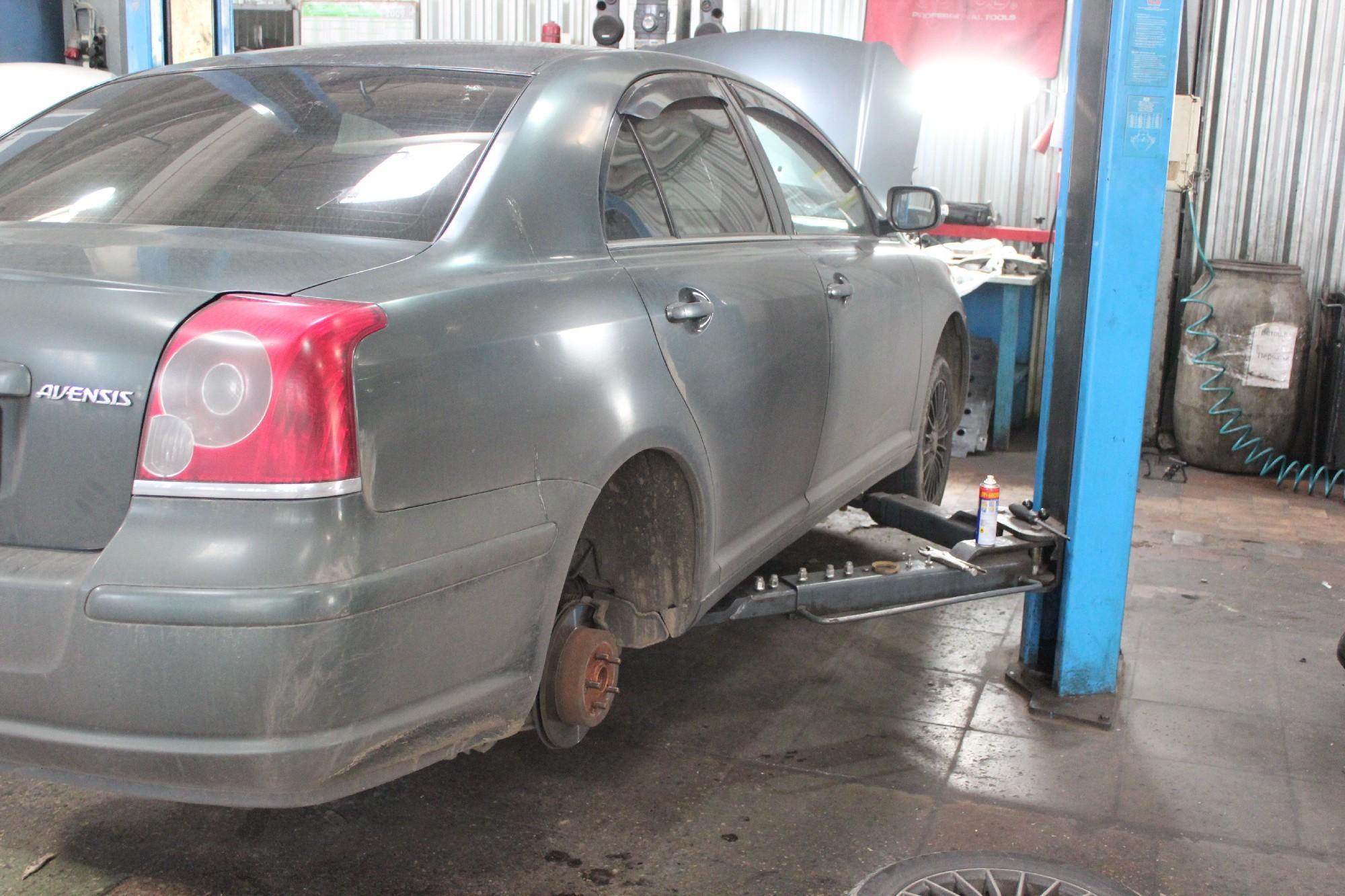 Авенсис на подъемнике