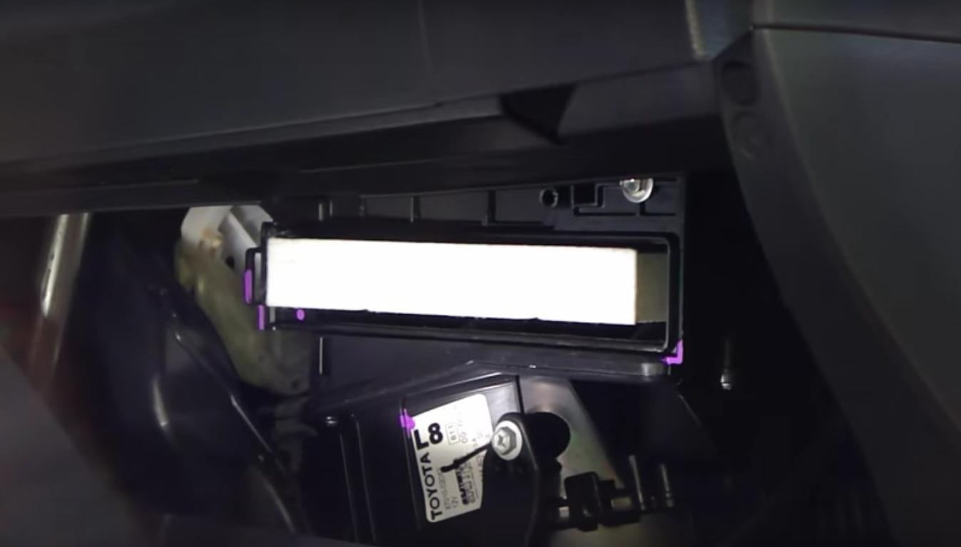 салонный фильтр за бардачком