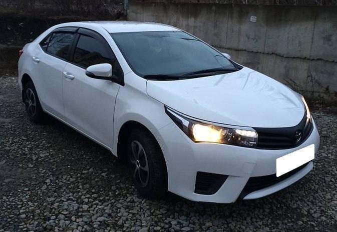 белый седан Королла