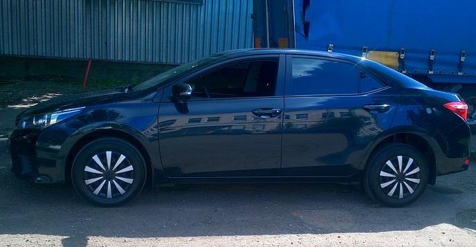 седан Королла сбоку