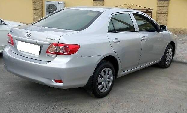 серая Тойота Королла