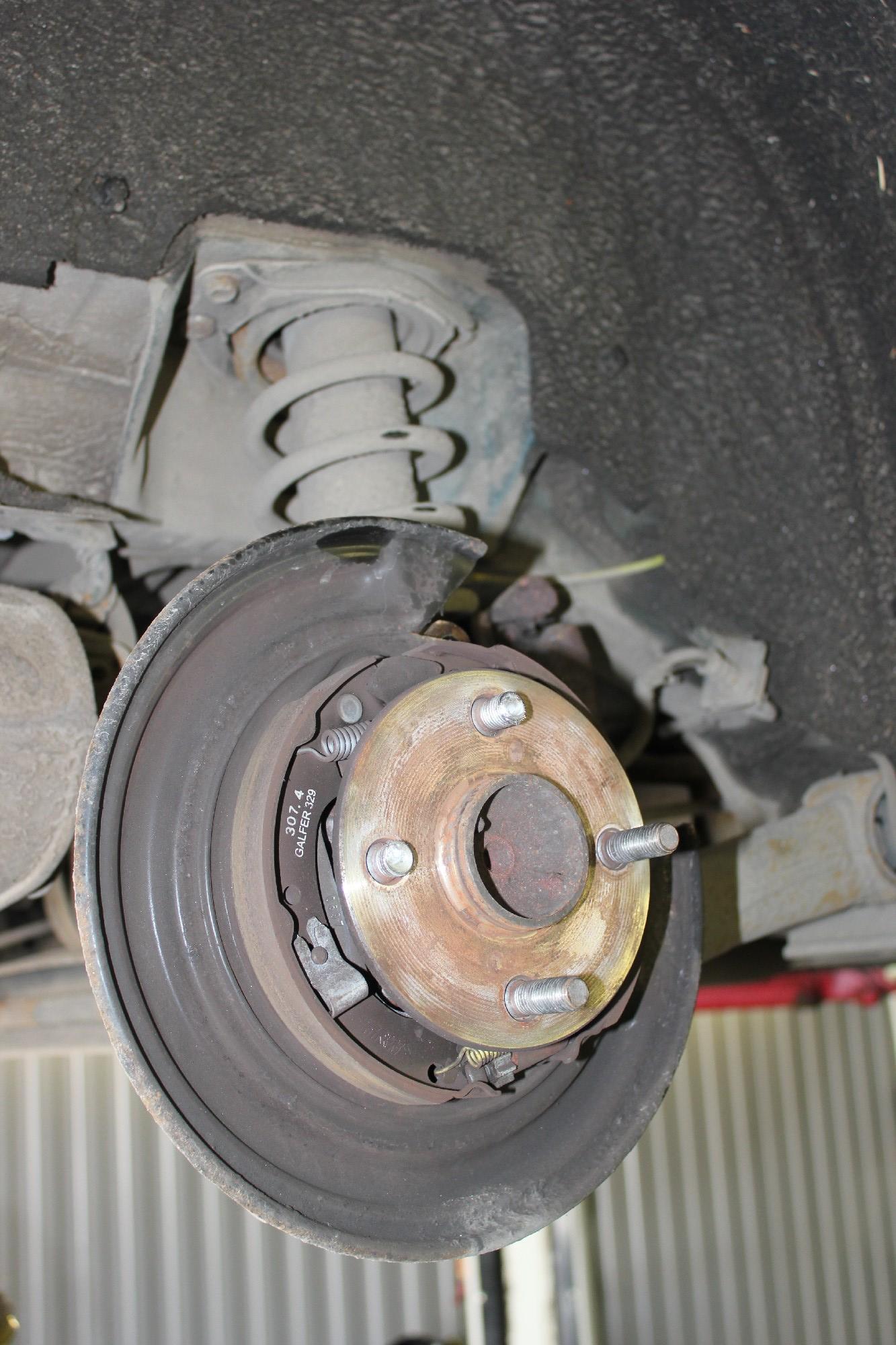 тормозной диск автомобиля на подъемнике