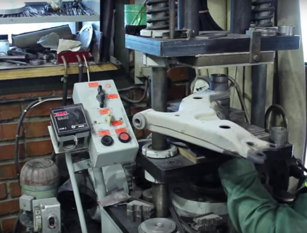 запрессовка сайлентблока в рычаг