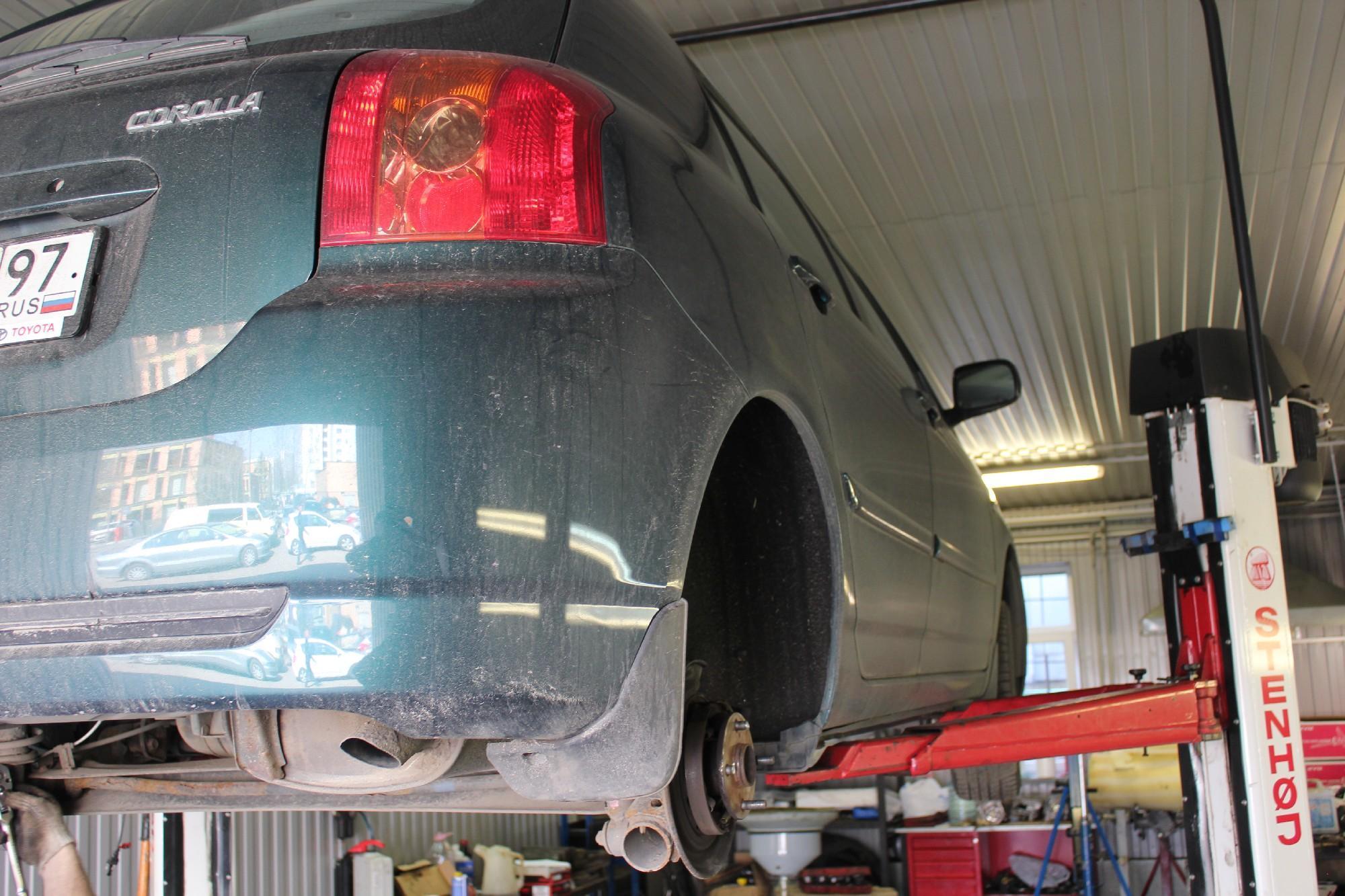 Королла на подъемнике