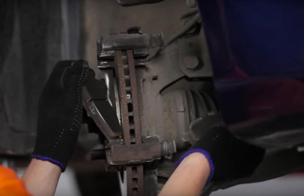 установка тормозных колодок в суппорт