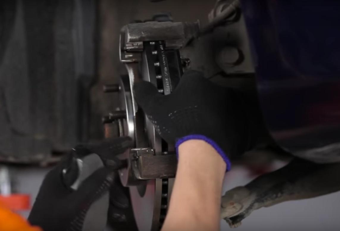 скоба на тормозном диске