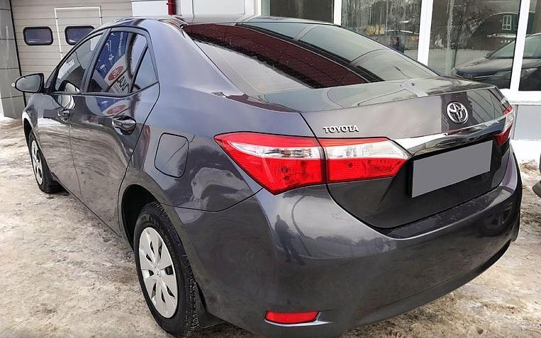 седан Королла сзади