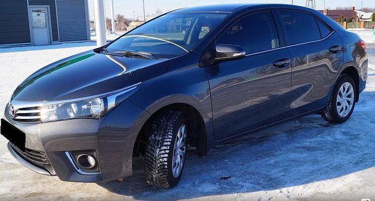 серая Королла на улице