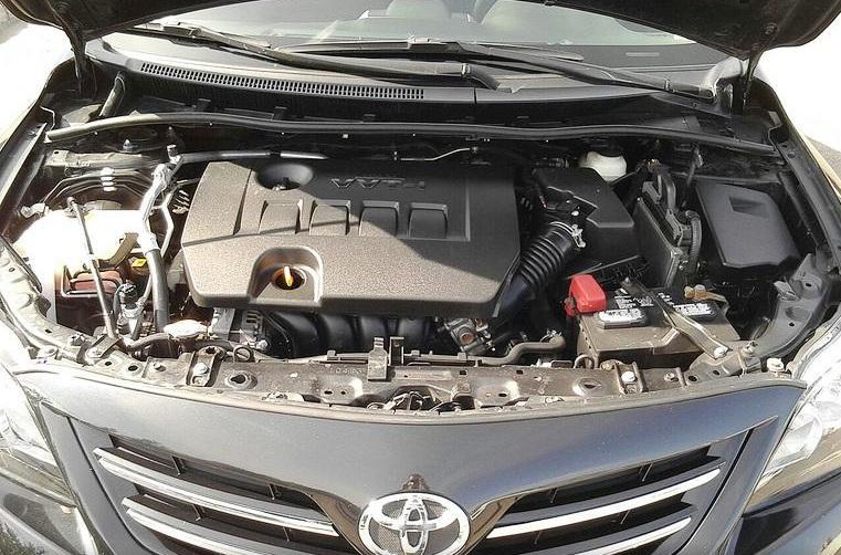 открытый капот на Тойоте