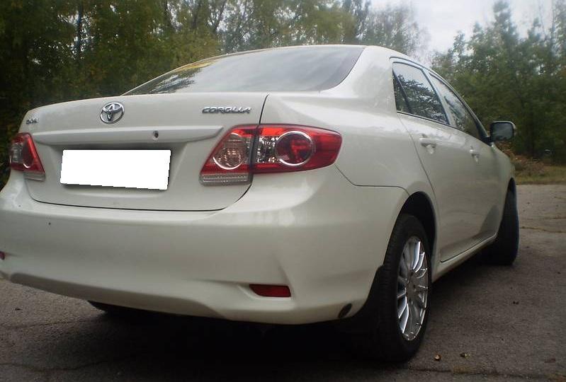 белый седан Тойота